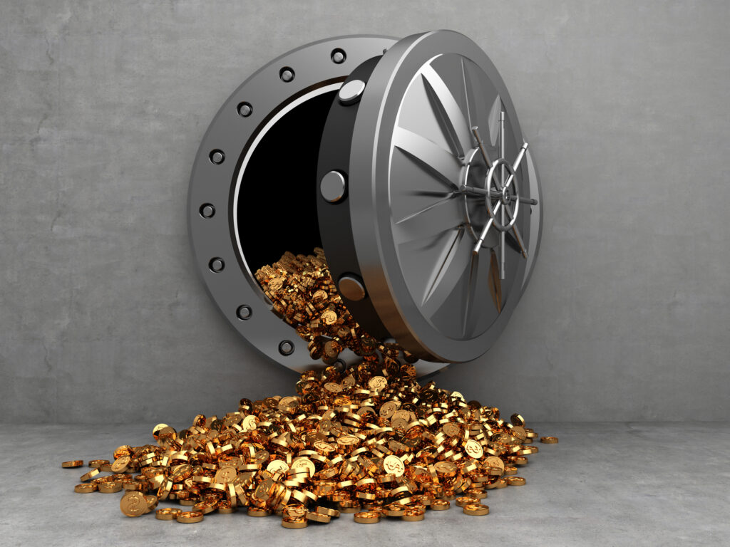 Eine runde offenstehende Tresortür, aus der Goldmünzen herausquellen.